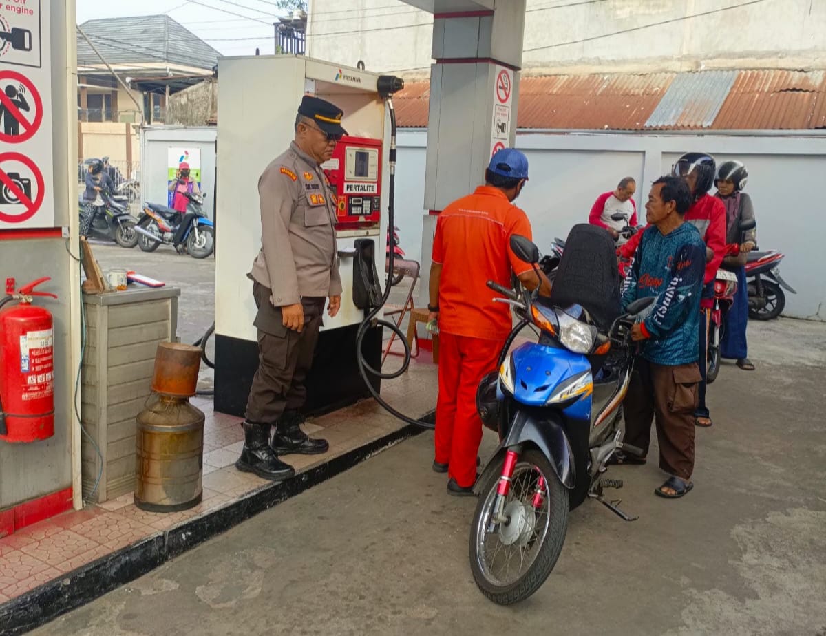 Patroli SPBU, Polsek Pontianak Barat Imbau Warga Tetap Tertib Meski Antrean BBM Mulai Normal