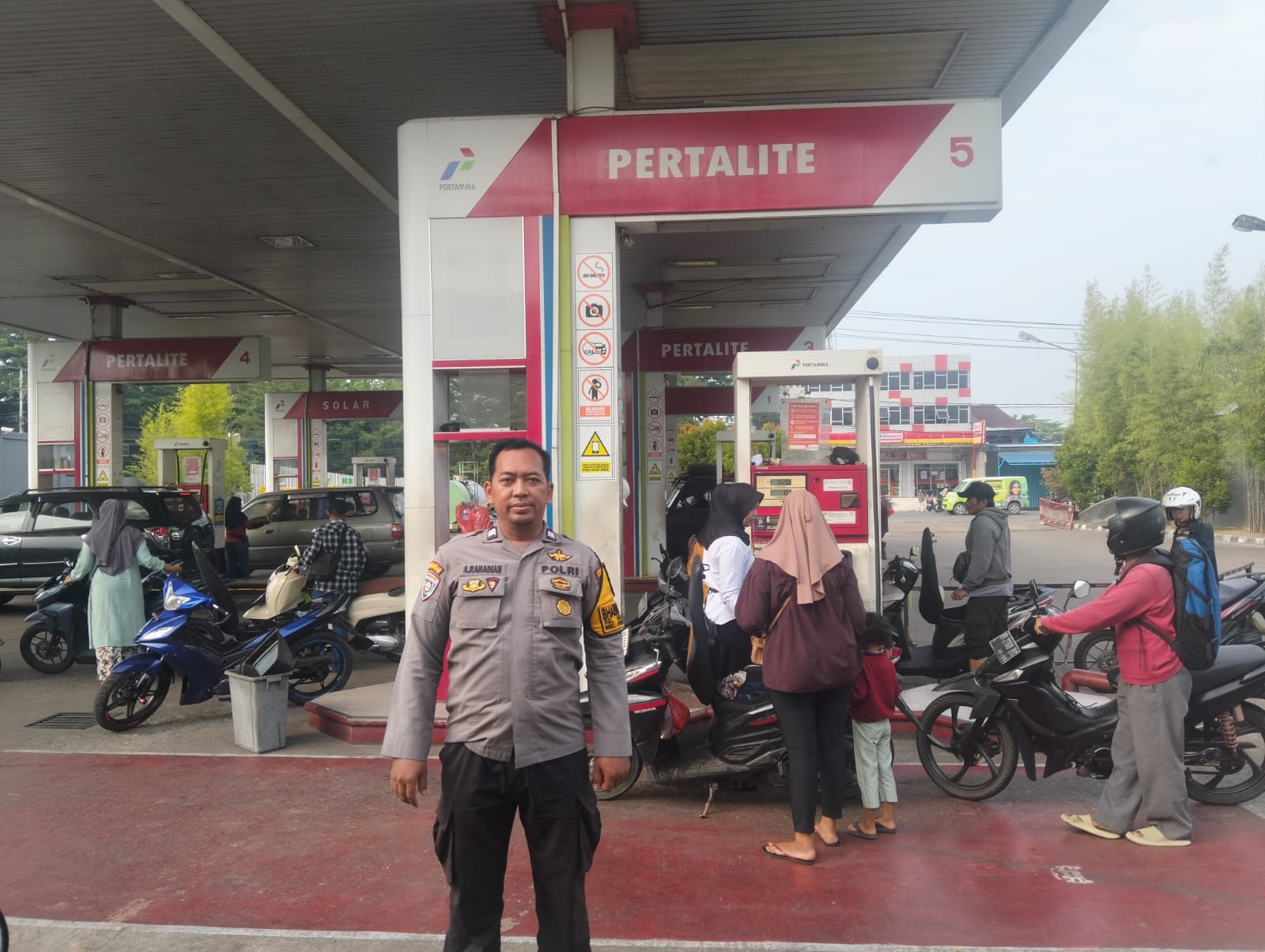 Antrean BBM Berangsur Normal, Polsek Pontianak Barat Terus Lakukan Patroli dan Edukasi kepada Warga