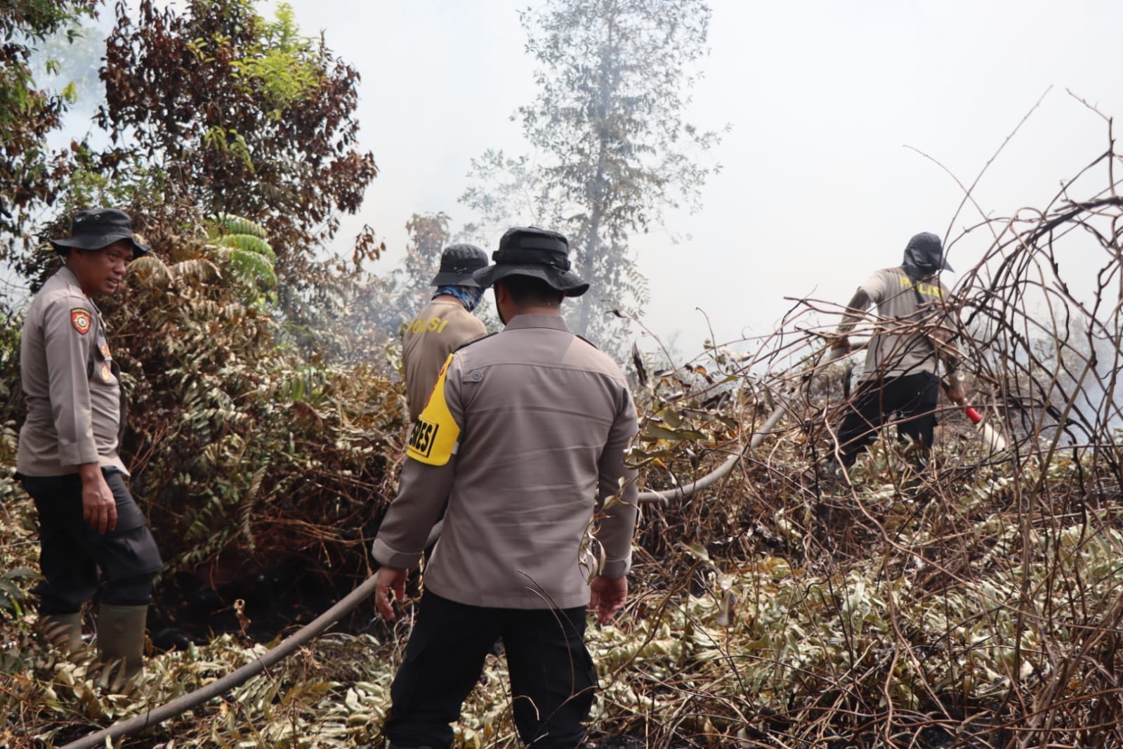 Tak Kenal Lelah, Personel Gabungan Berjuang Padamkan Karhutla di Tengah Teriknya Cuaca