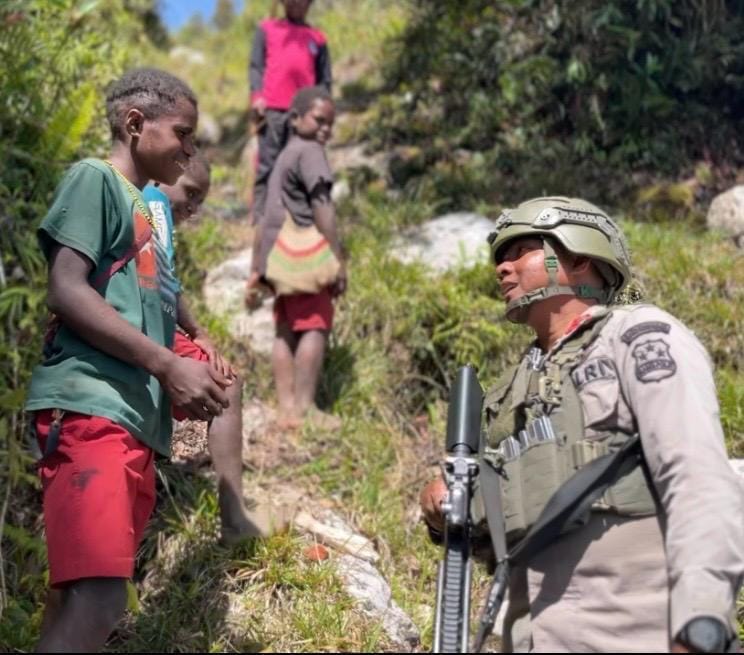 Patroli Dialogis Ops Damai Cartenz Warnai Aktivitas Warga di Distrik Sinak