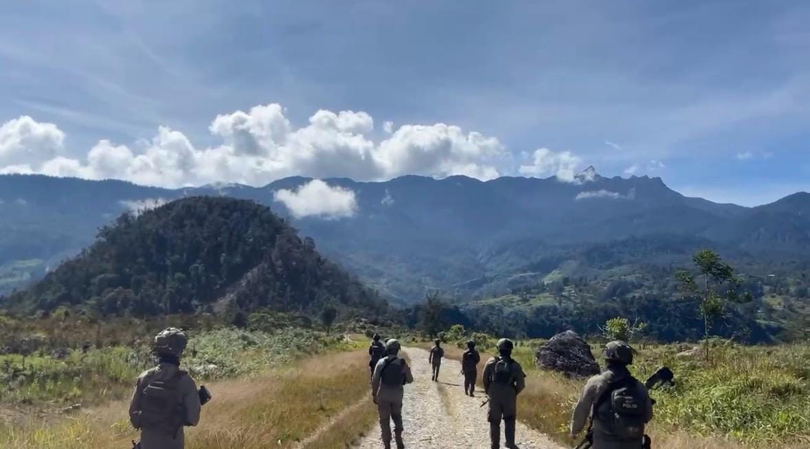 Satgas Ops Damai Cartenz Gelar Patroli Dialogis di Distrik Sinak, Perkuat Kedekatan dengan Masyarakat