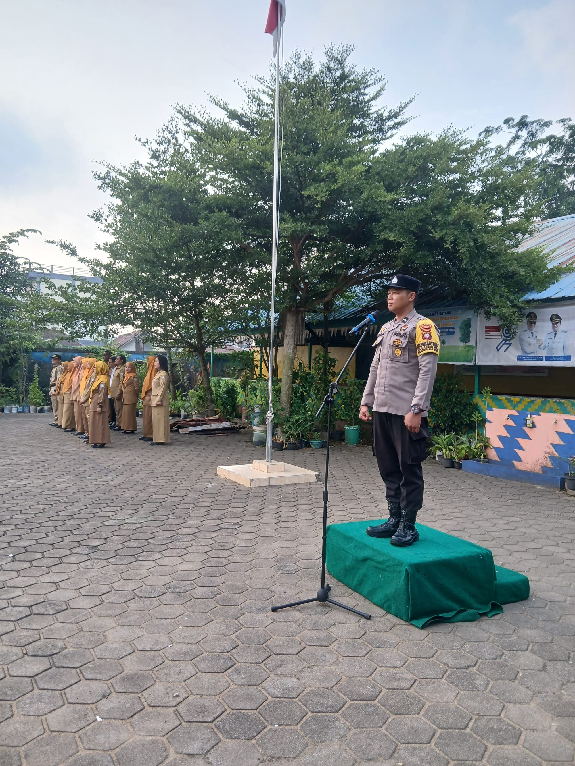 Melalui Upacara Bendera, Bhabinkamtibmas Siantan Hulu Edukasi Pelajar SD Negeri 16 Pontianak Utara tentang Keselamatan Berlalu Lintas
