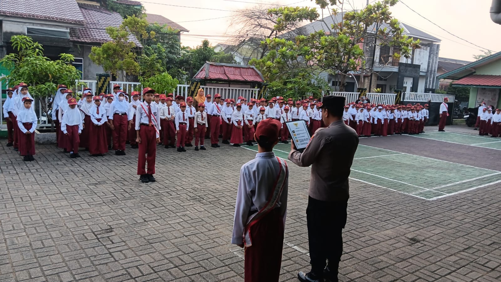 Melalui Upacara Bendera, Polsek Pontianak Selatan Perkuat Pendidikan Karakter dan Disiplin Pelajar