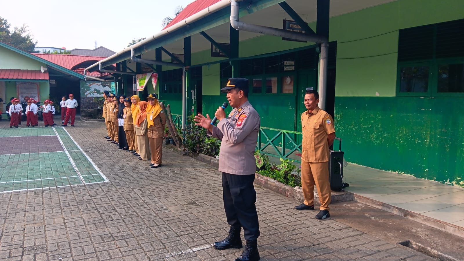 Bangun Generasi Berkarakter, Polsek Pontianak Selatan Sampaikan Pesan Disiplin dalam Upacara Bendera