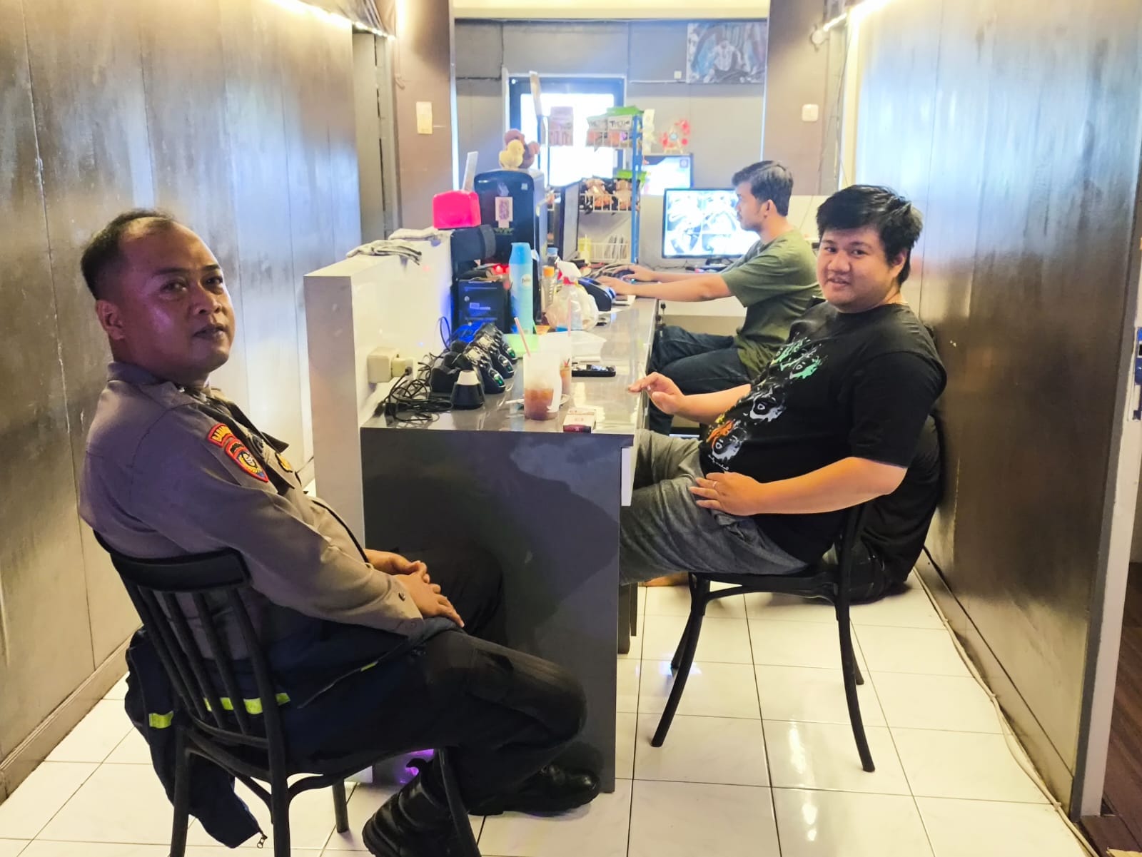 Lewat Sambang Dialogis, Bhabinkamtibmas Polsek Pontianak Kota Ingatkan Warga Pentingnya Menjaga Kamtibmas
