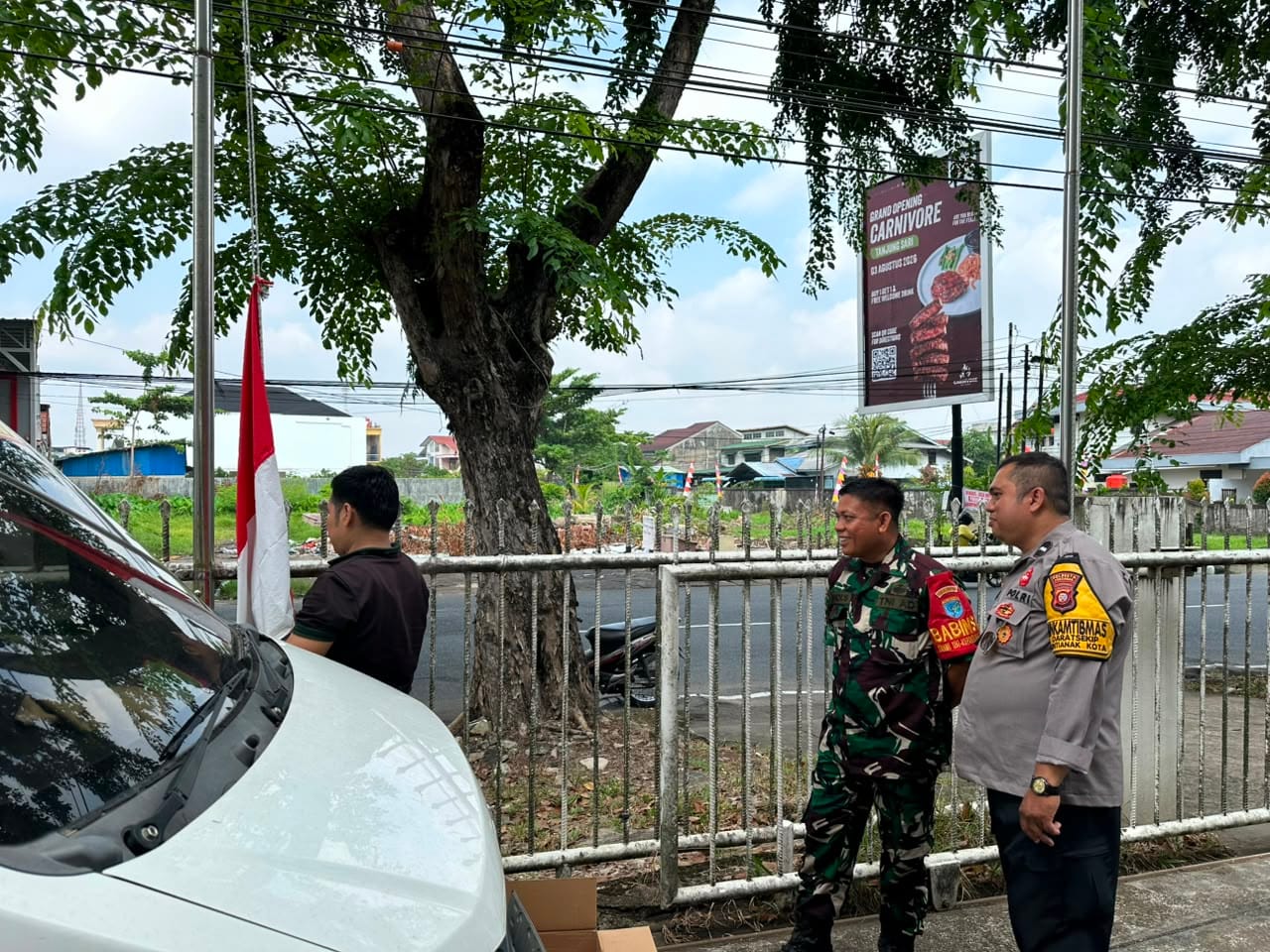 Jelang HUT RI ke-81, Bhabinkamtibmas Bersama Babinsa dan Aparat Kelurahan Serukan Pemasangan Bendera Merah Putih kepada Pelaku Usaha