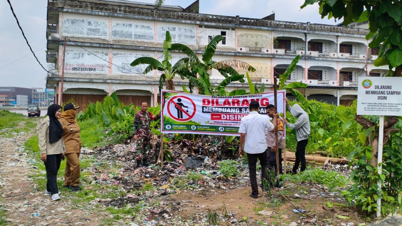 Bhabinkamtibmas Siantan Tengah Bersama Lurah dan Babinsa Edukasi Masyarakat Antisipasi Kebakaran Lahan