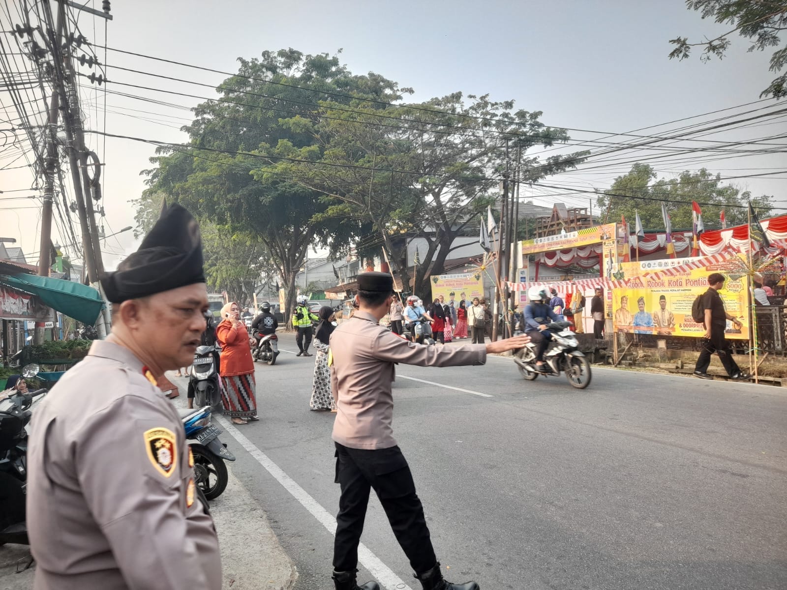 Pastikan Robo-Robo Berlangsung Aman, Kapolsek Pontianak Timur Pimpin Pengamanan di Banjar Serasan