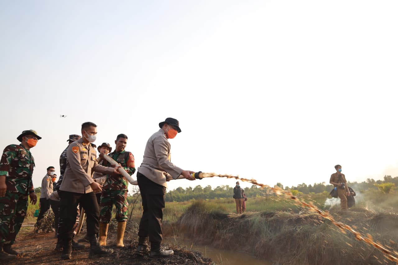 Cegah Api Meluas ke Permukiman, Kapolda Kalsel Bersama Forkopimda Tangani Karhutla Pengayuan