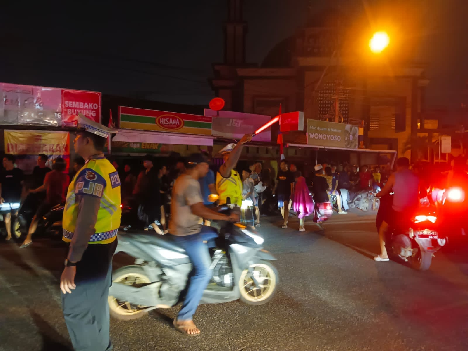Kebakaran Tujuh Ruko di Jalan Dr. Wahidin, Polsek Pontianak Kota Sigap Atur Arus Lalu Lintas