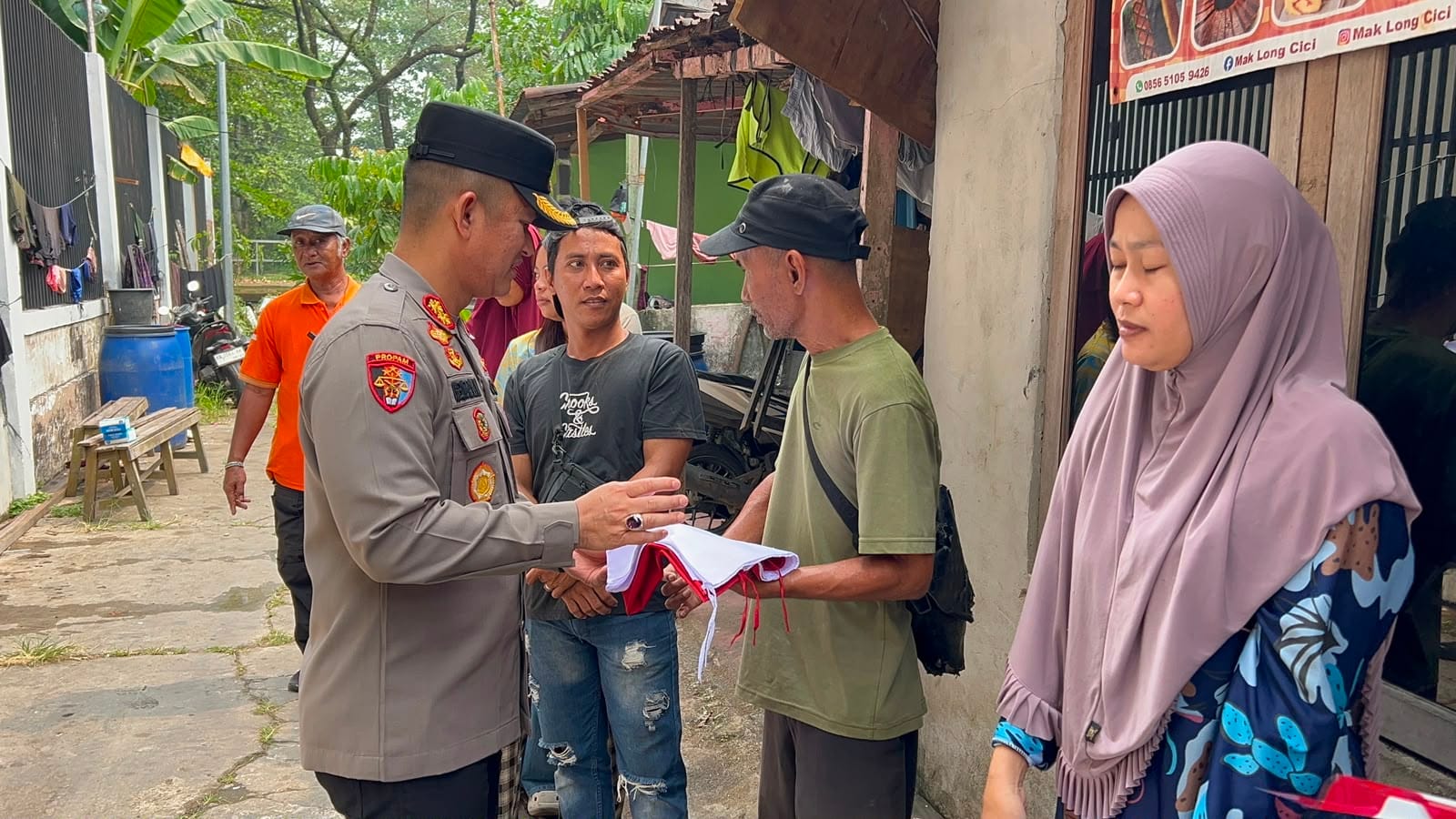 Sambut Kemerdekaan RI ke-81, Polresta Pontianak Bagikan Bendera Merah Putih kepada Masyarakat