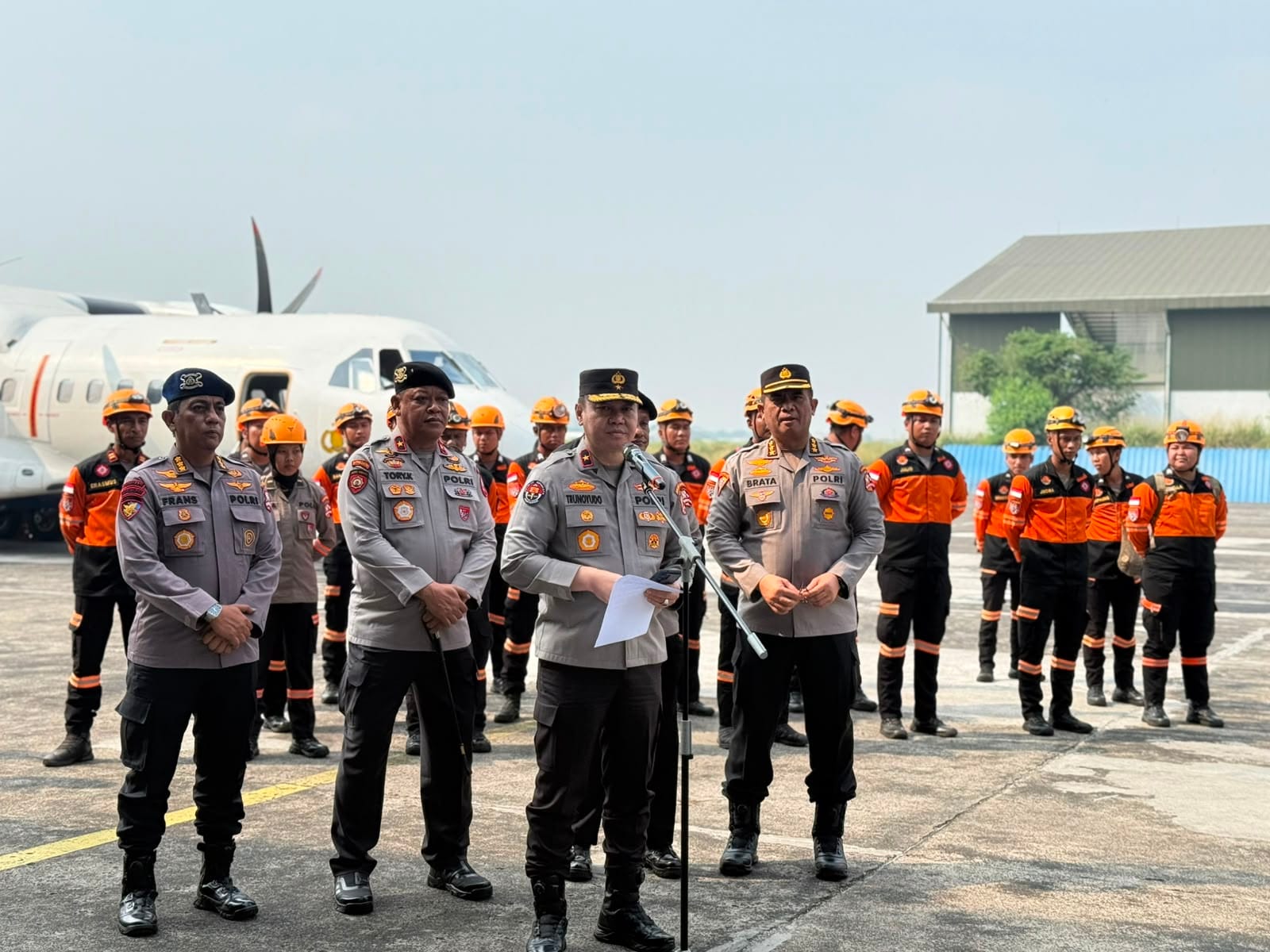 Polri Kembali Salurkan Bantuan, Personel K9 dan 2,5 Ton Logistik Dikirim untuk Korban Gempa NTT