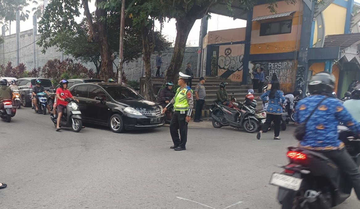 Polsek Pontianak Kota Laksanakan Pengaturan Arus Lalu Lintas Upacara HUT Kemerdekaan RI ke-81.
