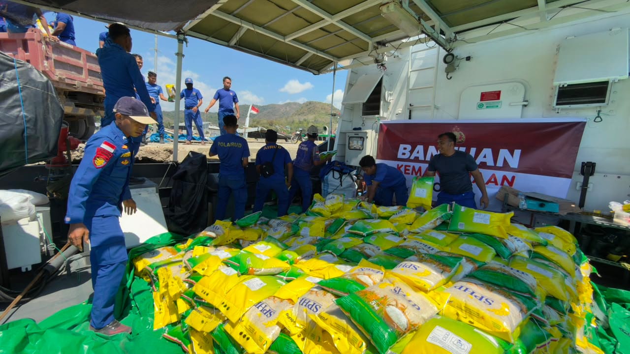 Polri Distribusikan Bantuan Logistik Kapolri untuk Korban Gempa di Pulau Flores