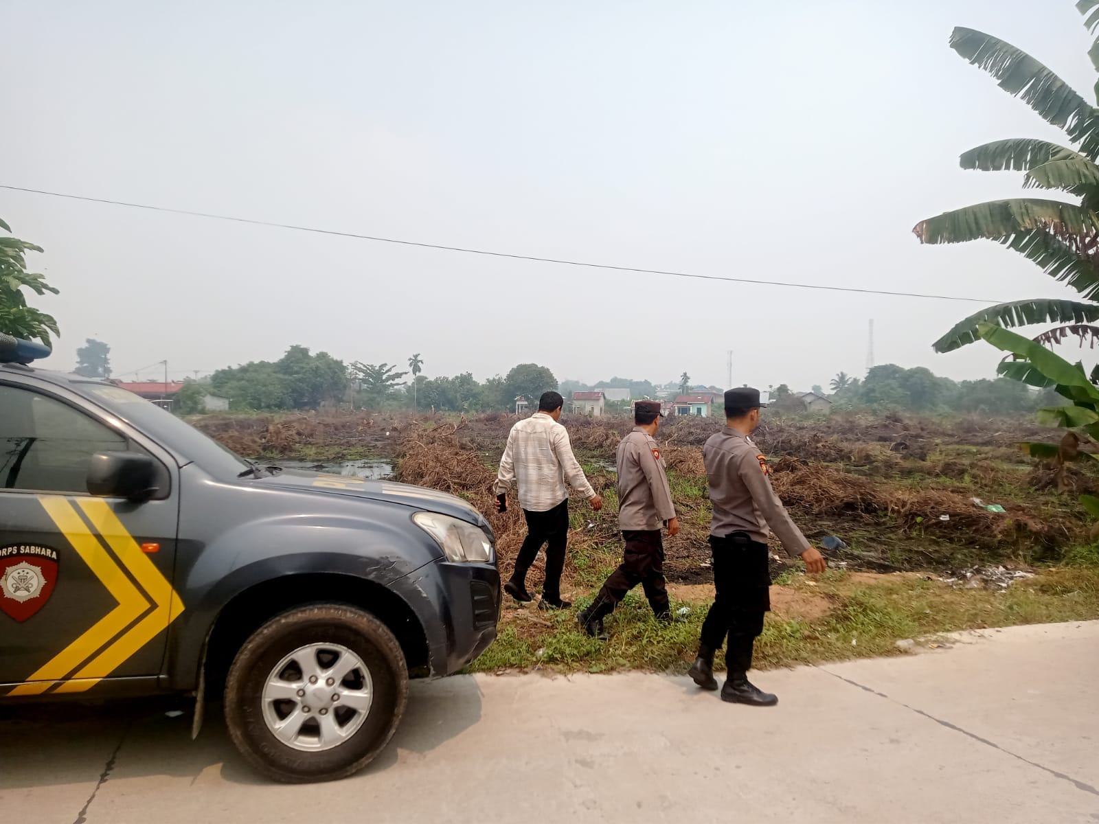Cegah Api Merambat ke Permukiman, Polsek Pontianak Utara Bersama 5 Unit Damkar Lokalisir Kebakaran Lahan
