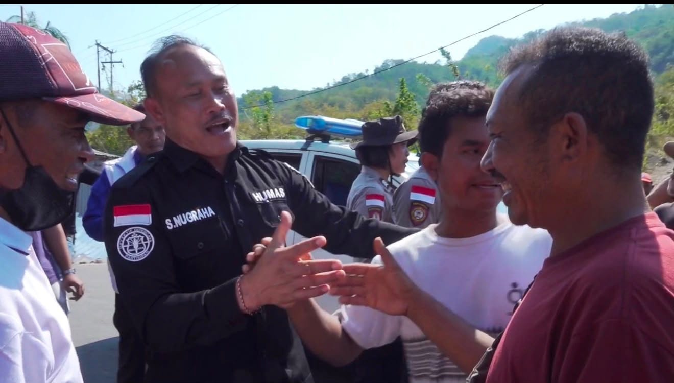 Warga Blokade Jalan di Wae Pesi, Polisi Pilih Dengarkan Keluhan dan Redakan Kekecewaan
