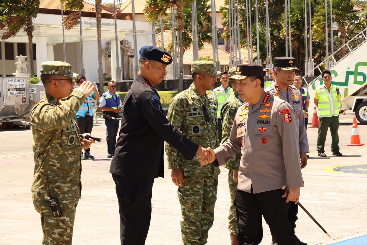 Wakapolda Bali Sambut Kedatangan Kapolri di Base Ops Lanud I Gusti Ngurah Rai dalam Rangka Pendampingan Kunjungan Kerja Presiden RI