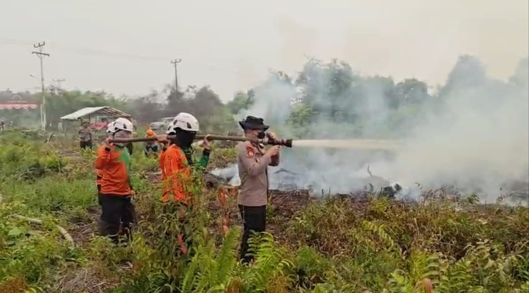 Perkuat Penanganan Karhutla, Tim SAR Ditsamapta Polda Kalbar Patroli dan Padamkan Api di Sungai Raya