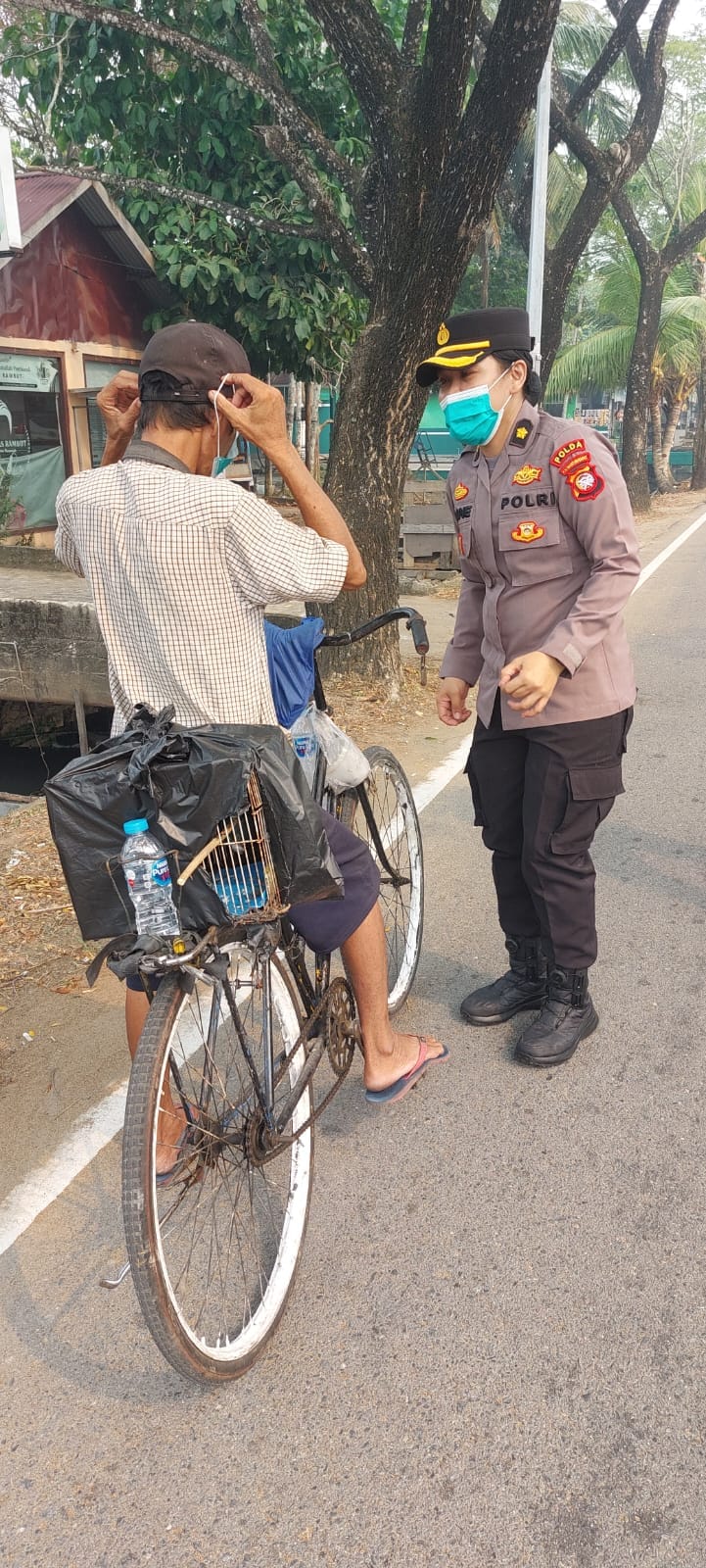 Polda Kalbar Edukasi Warga Cegah Karhutla dan Bagikan Masker di Pasar Kemuning