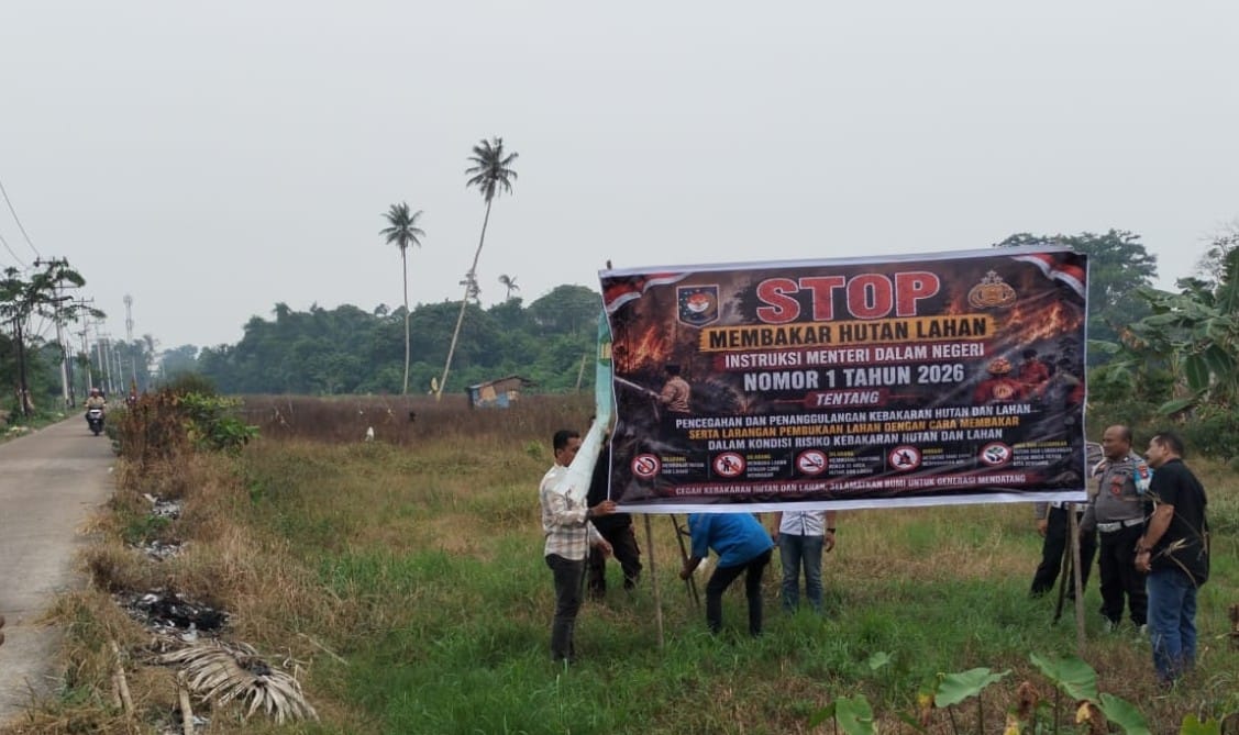 Polsek Pontianak Kota Intensifkan Pencegahan Karhutla lewat Pemasangan Spanduk Imbauan