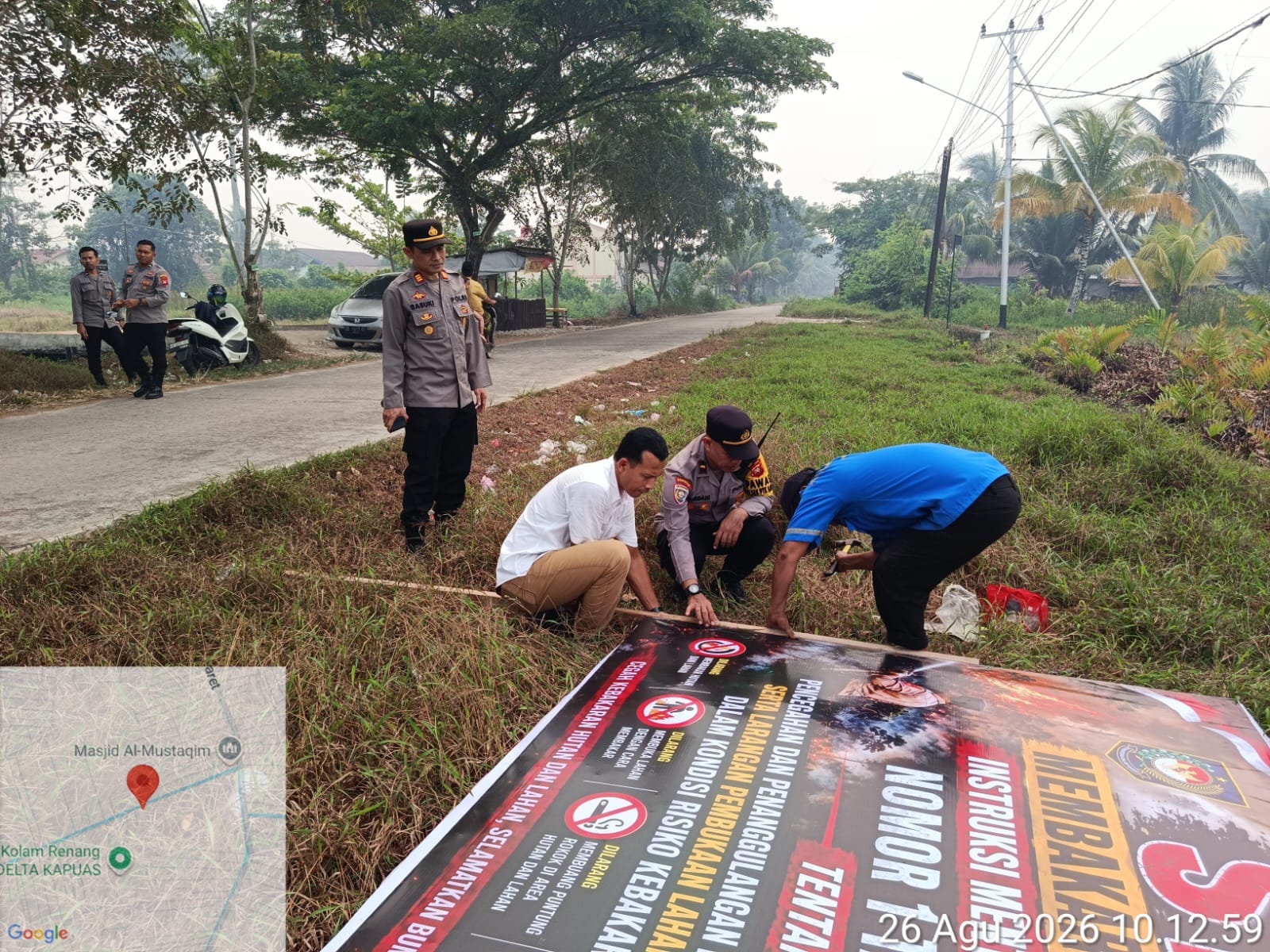 Ajak Warga Untuk Sadar, Polsek Pontianak Barat Pasang Spanduk Imbauan Cegah Kebakaran Lahan.