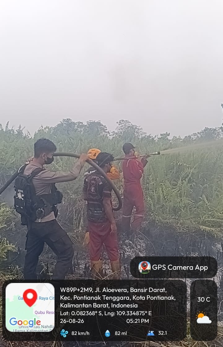 Polsek Pontianak Selatan Bersama Tim Gabungan Padamkan Karhutla di Lahan Gambut.