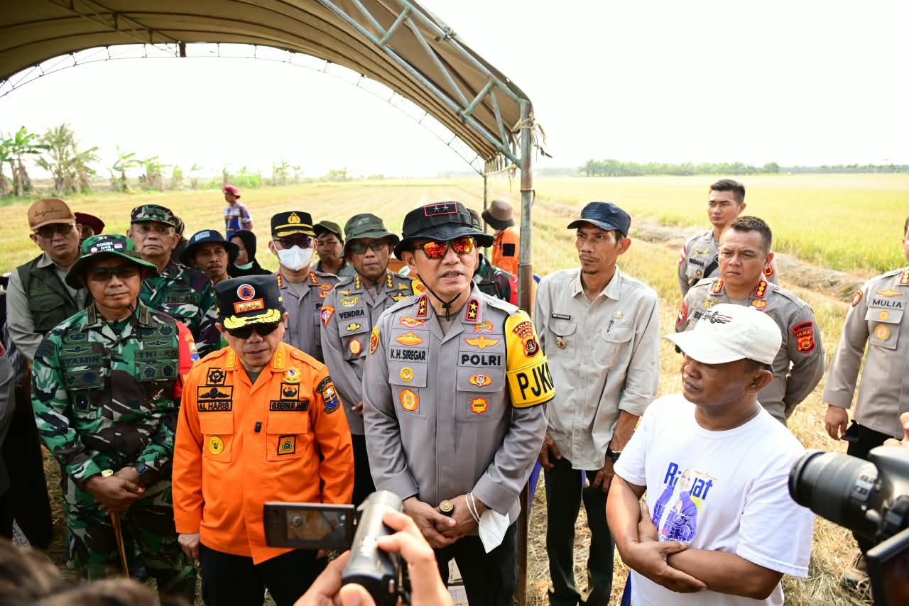 Kapolda Jambi Bersama Gubernur dan Danrem Pantau Penanganan Karhutla di Tanjab Timur