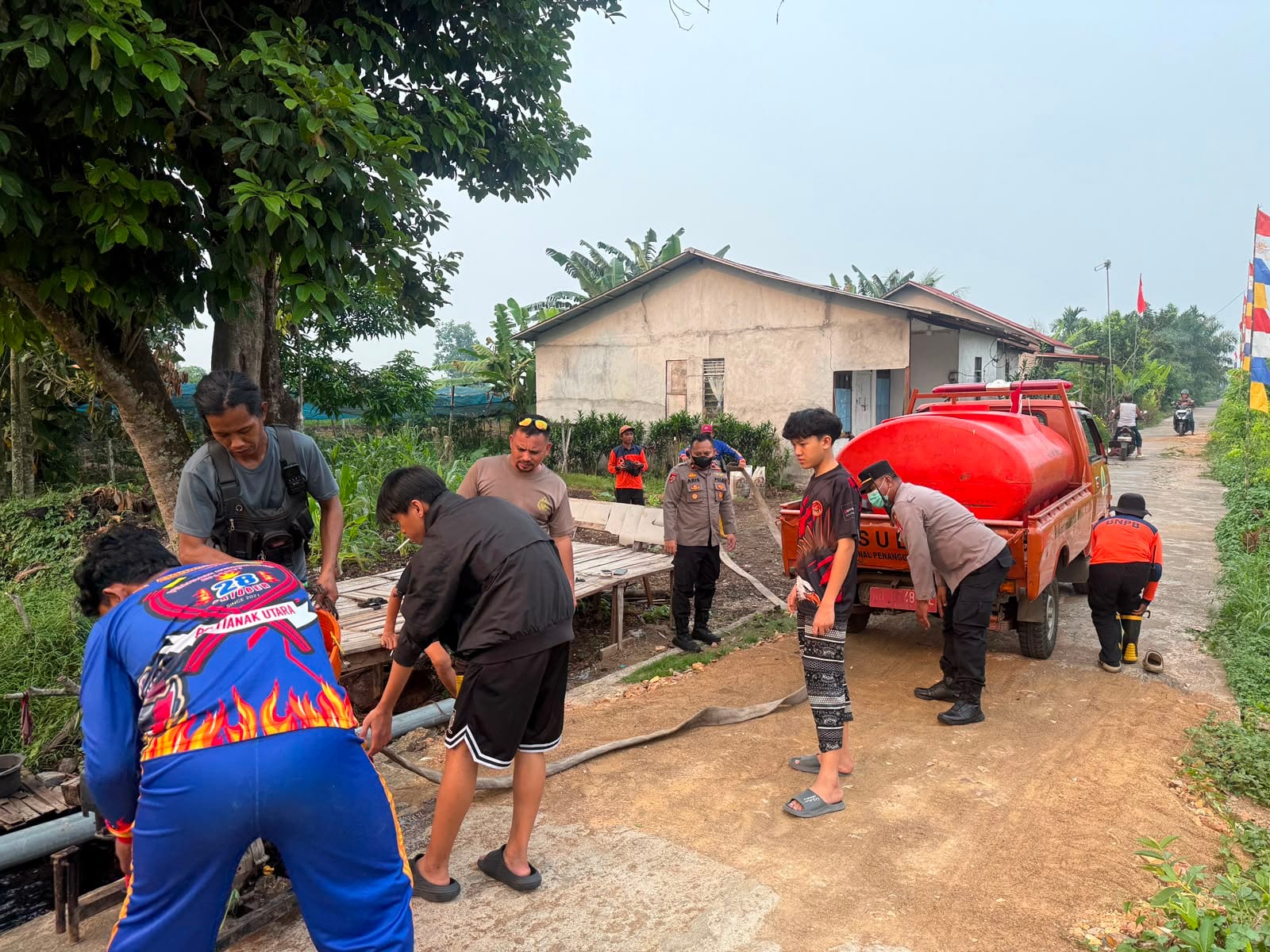 Upaya Pemadaman Karhutla Personel Polsek Pontianak Utara Bersama Petugas Damkar Siapkan Cadangan Air