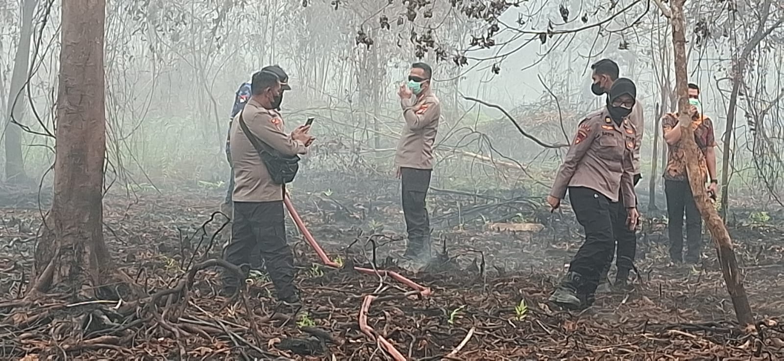 Kapolresta Pontianak Pantau Langsung Karhutla di Jalan Sepakat 2, Bersama BPBD dan Warga Padamkan Api
