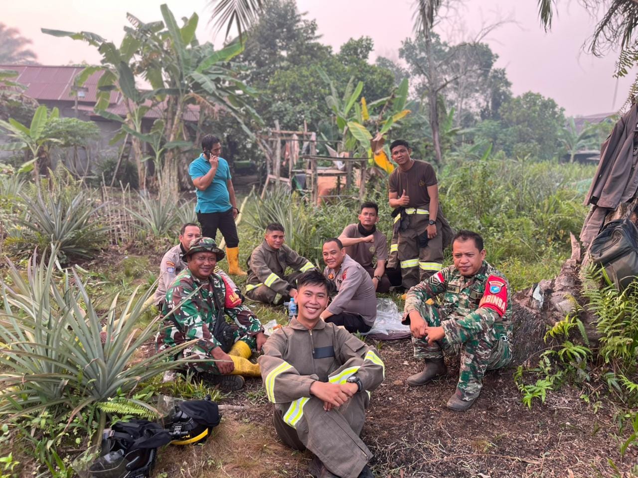 Sinergitas POLRI, TNI, BPBD dan Masyarakat, Tanpa Kenal Lelah Padamkan Karhutla di Pontianak