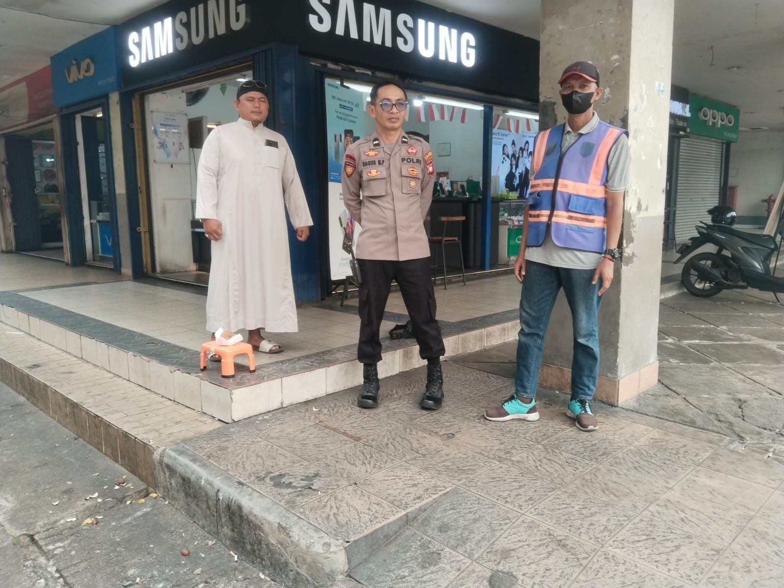 Patroli Dialogis, Personel Enggang Polsek Pontianak Kota Sambangi Jukir dan Warga di Khatulistiwa Plaza