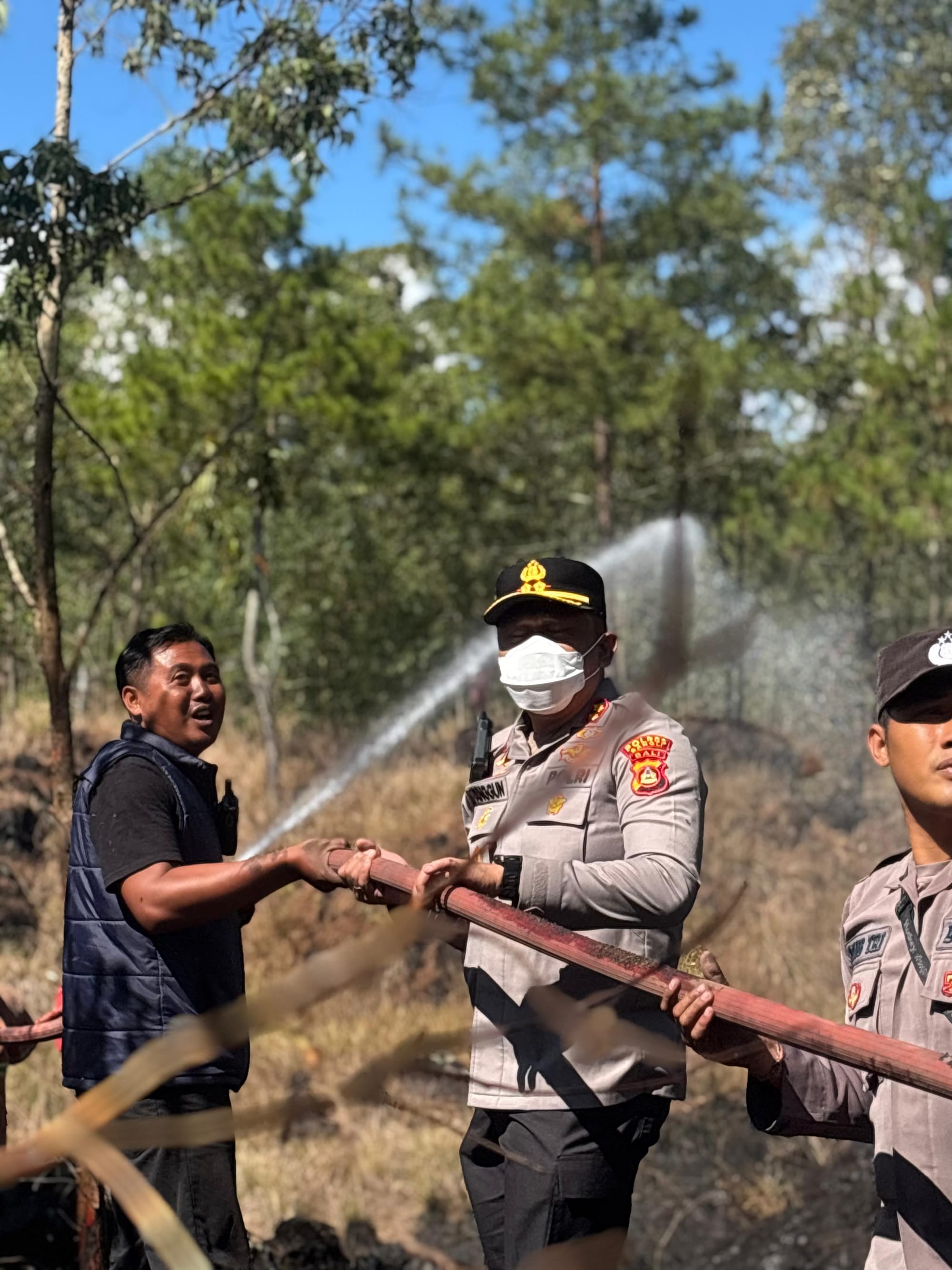 Respon Cepat, Polres Bangli Bersinergi Padamkan Kebakaran 2 Hektare Hutan TWA Gunung Batur