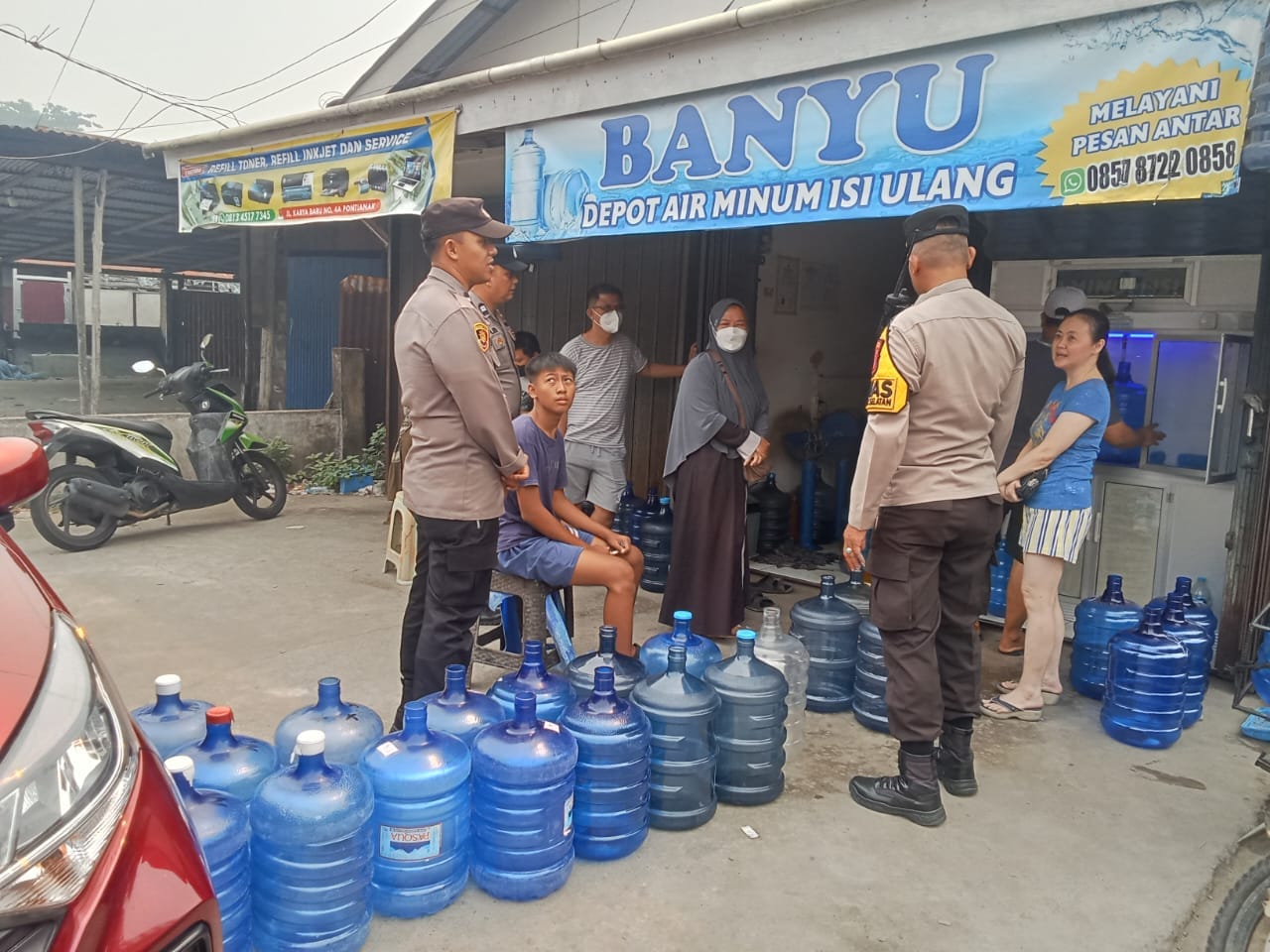Polsek Pontianak Selatan Patroli dan Monitoring Antrean Depot Air Isi Ulang