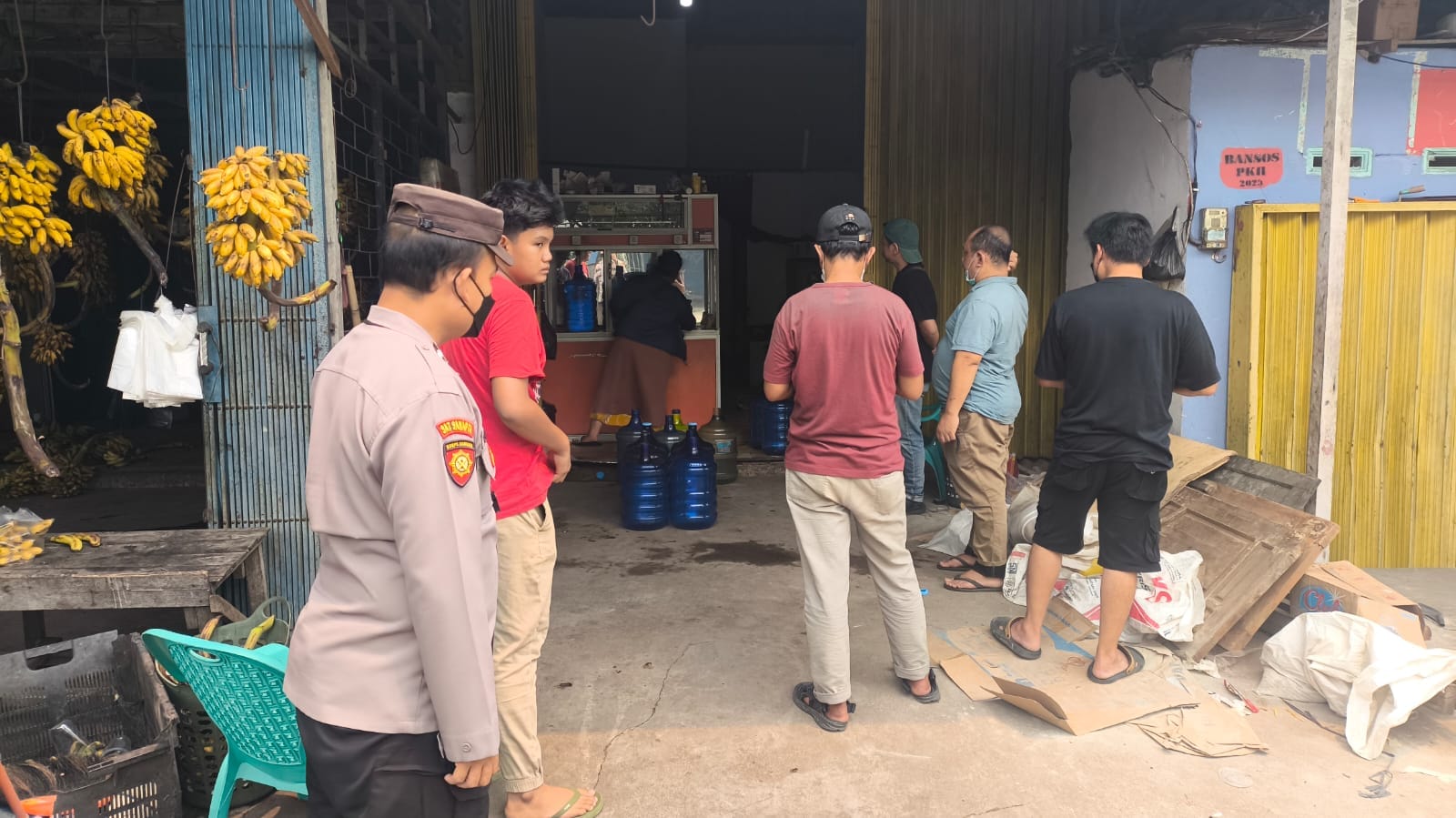 Krisis Air Bersih Akibat Kemarau, Patroli Enggang Polsek Pontianak Kota Sambangi Depot Air Minum Isi Ulang