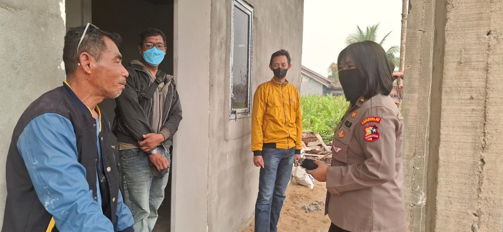 Peduli Kesehatan Warga Terdampak Karhutla, Serdik S2 STIK Bagikan Masker di Pontianak