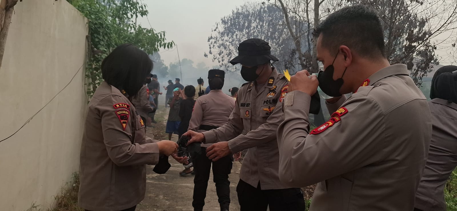 Peduli Kesehatan Warga Terdampak Karhutla, Serdik S2 STIK Bagikan Masker di Pontianak