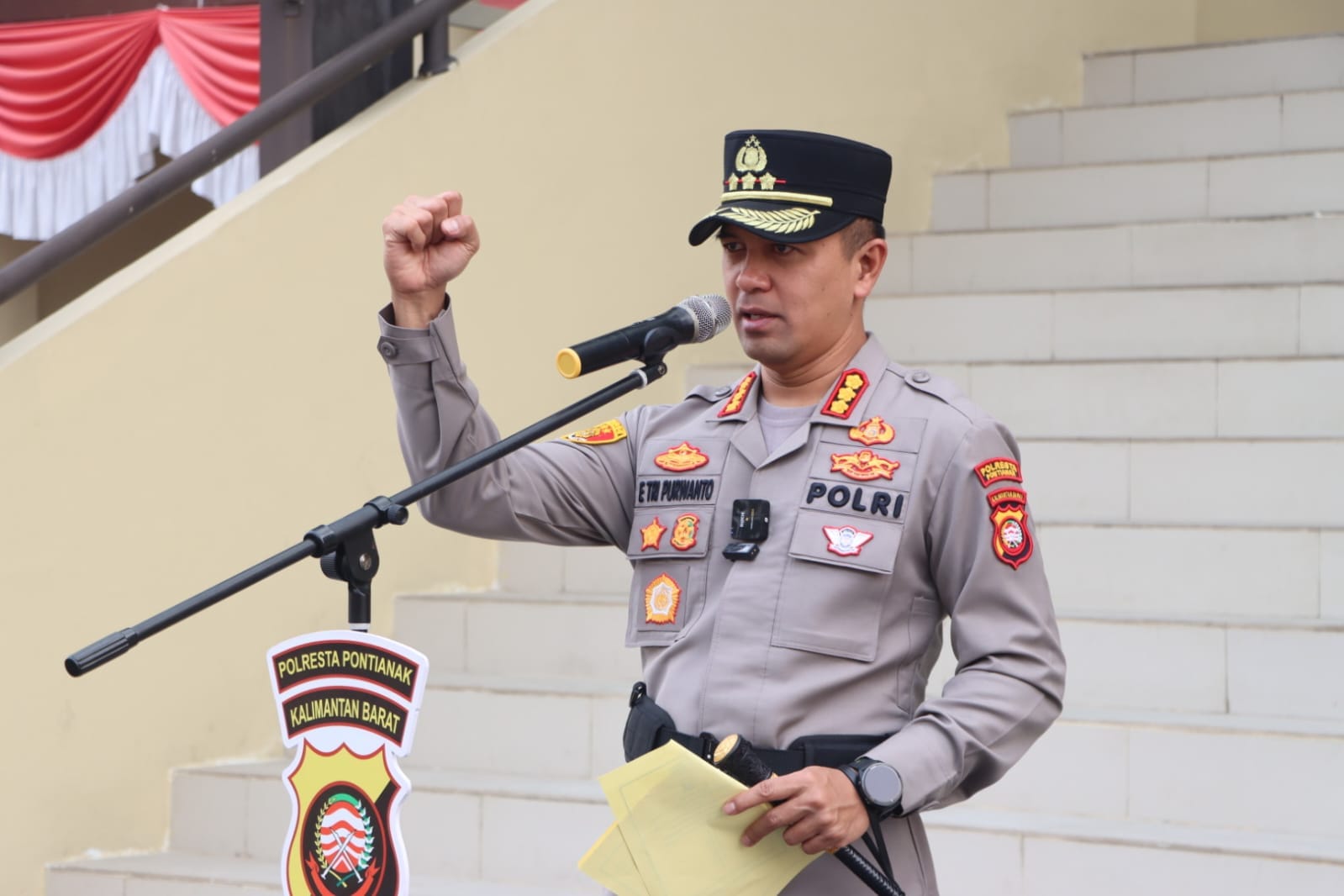 Pimpin Upacara Purna Bakti dan Penghargaan, Kapolresta Pontianak Apresiasi 23 Personel Berprestasi