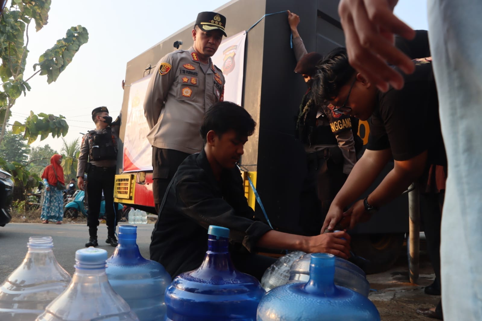 Di Tengah Kabut Asap dan Berkurangnya Pasokan Air, Polresta Pontianak Salurkan Air Bersih kepada Masyarakat