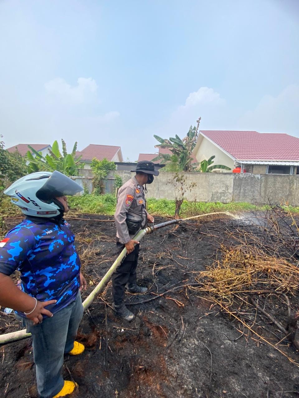 Polsek Pontianak Selatan dan Damkar Kapuas Bhakti 2 Bersinergi Tangani Karhutla.
