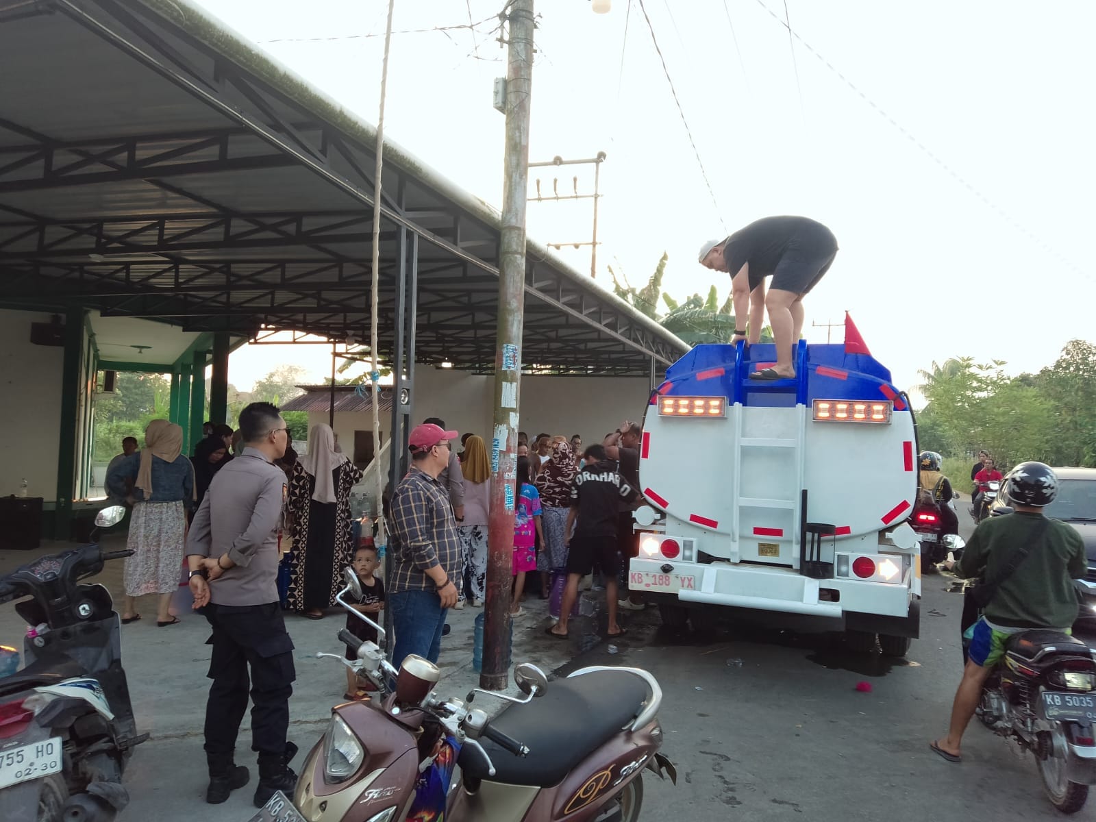 Polsek Pontianak Barat Amankan Pembagian Air Bersih Gratis di Masjid Nurul Iman, Himbau Warga agar Selalu Tertib.