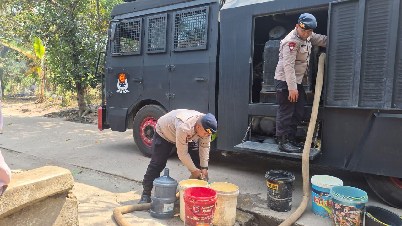 Peduli Kebutuhan Warga, Brimob Polda Jambi Salurkan Air Bersih ke Pesantren dan Masyarakat