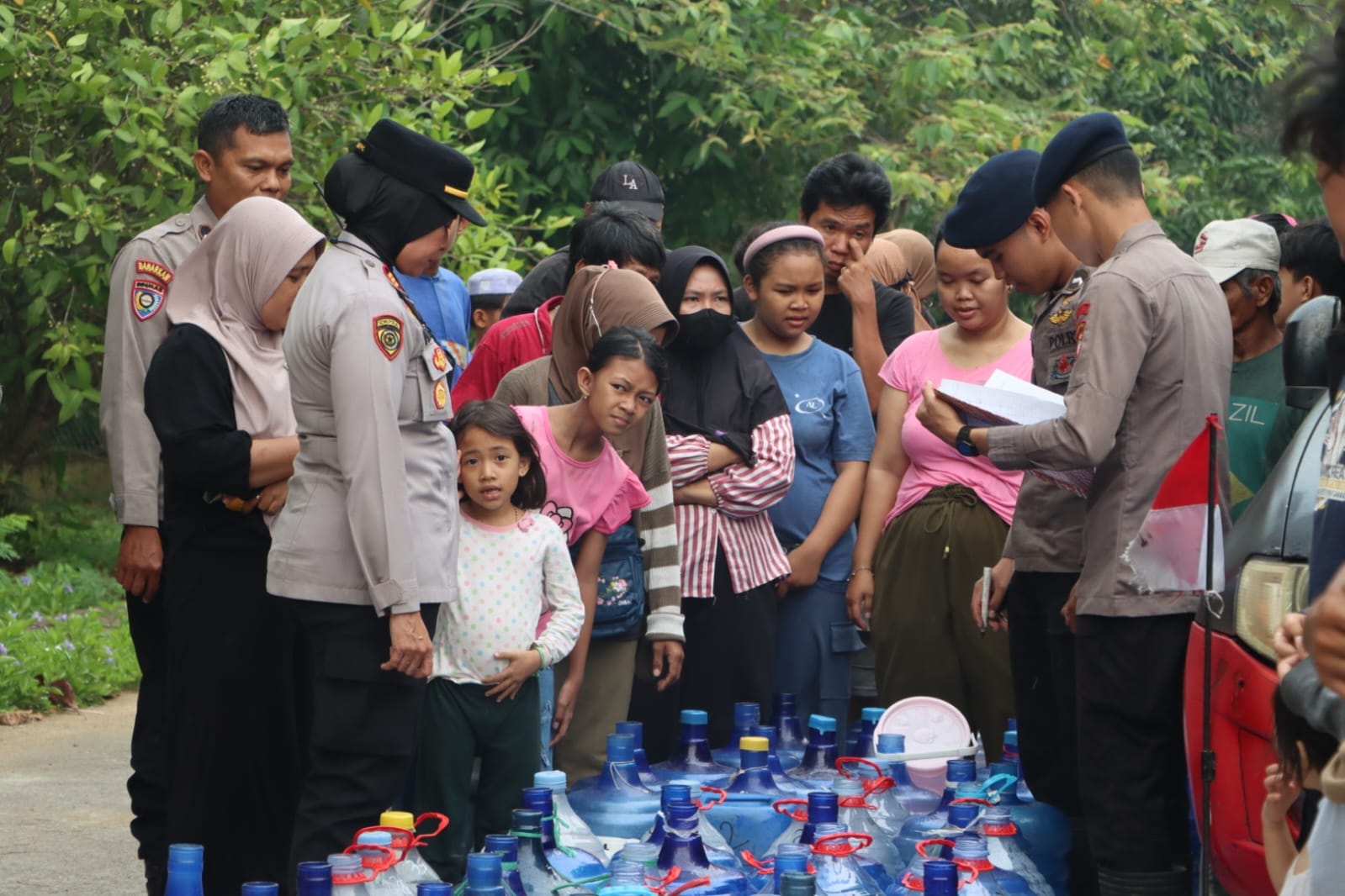 Krisis Air Bersih Melanda, Sat Brimob Polda Kalbar dan Polresta Pontianak Distribusikan Air Siap Minum ke Warga