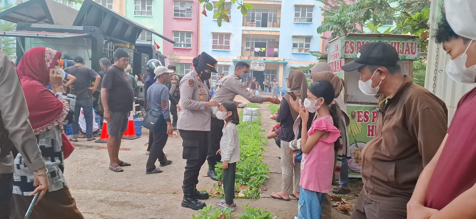 Kapolsek Pontianak Selatan Humanis Sapa Warga Rusunawa, Bagikan Masker dan Imbau Cegah Karhutla