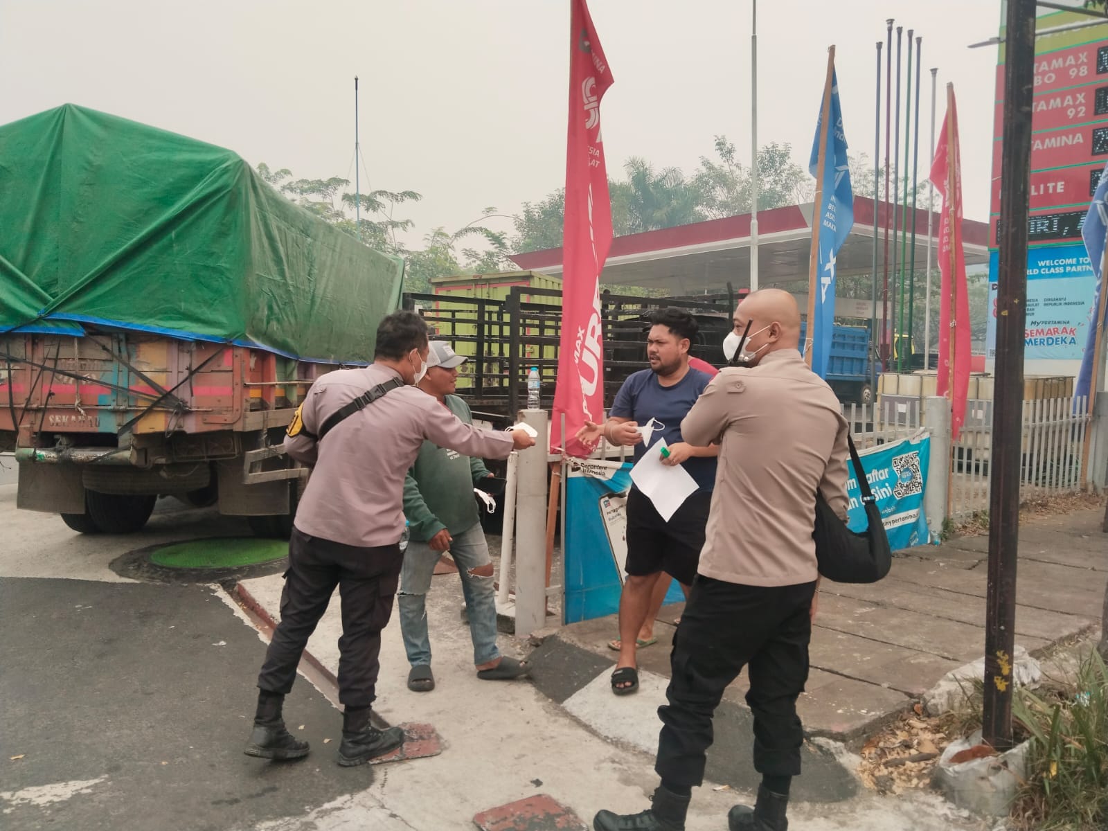 Polsek Pontianak Kota Bagikan Masker Kepada Warga di Tengah Kabut Asap Akibat Karhutla
