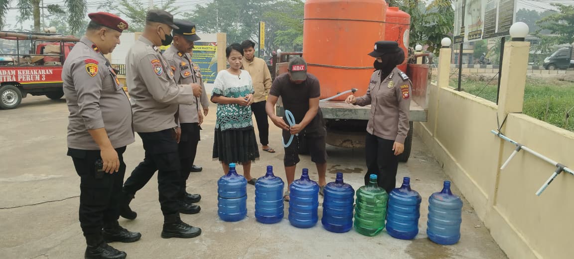 Kapolsek Pontianak Timur Salurkan Air Konsumsi dan Masker kepada Masyarakat