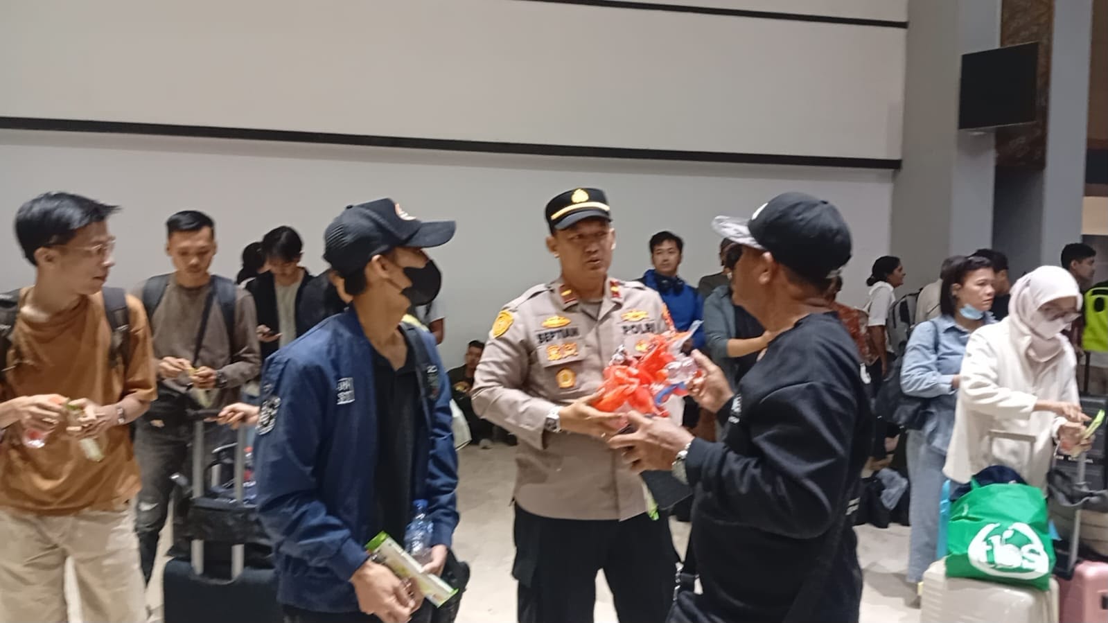 Peduli Kesehatan Penumpang, Polisi Berikan Layanan Kesehatan dan Bagikan Masker di Bandara Soetta