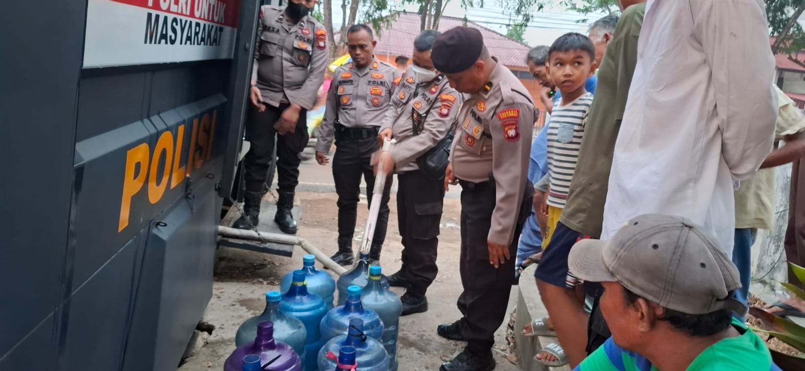Peduli Warga, Polresta Pontianak Salurkan Air Bersih Siap Konsumsi di Pontianak Barat