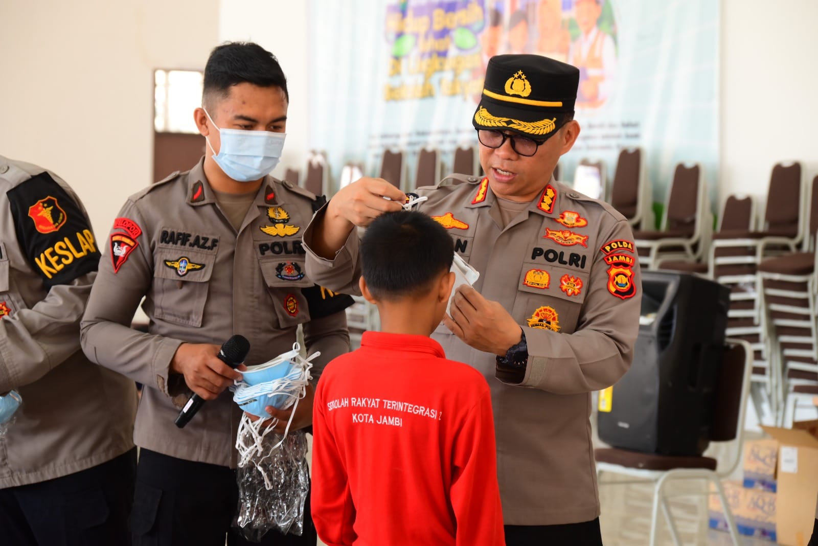 Peduli Kesehatan Pelajar, Brimob Polda Jambi Berikan Motivasi di Tengah Kabut Asap Karhutla