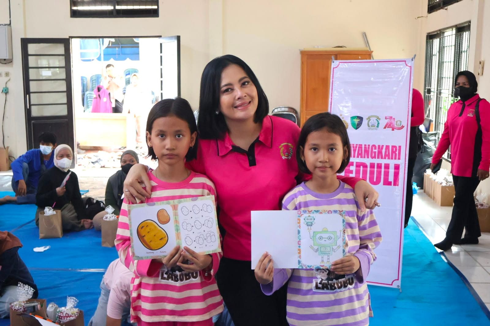 Ketua Bhayangkari dan Tim Psikologi SDM Polda Kalteng Berikan Trauma Healing untuk Masyarakat dan Anak-anak Terdampak Kabut Asap