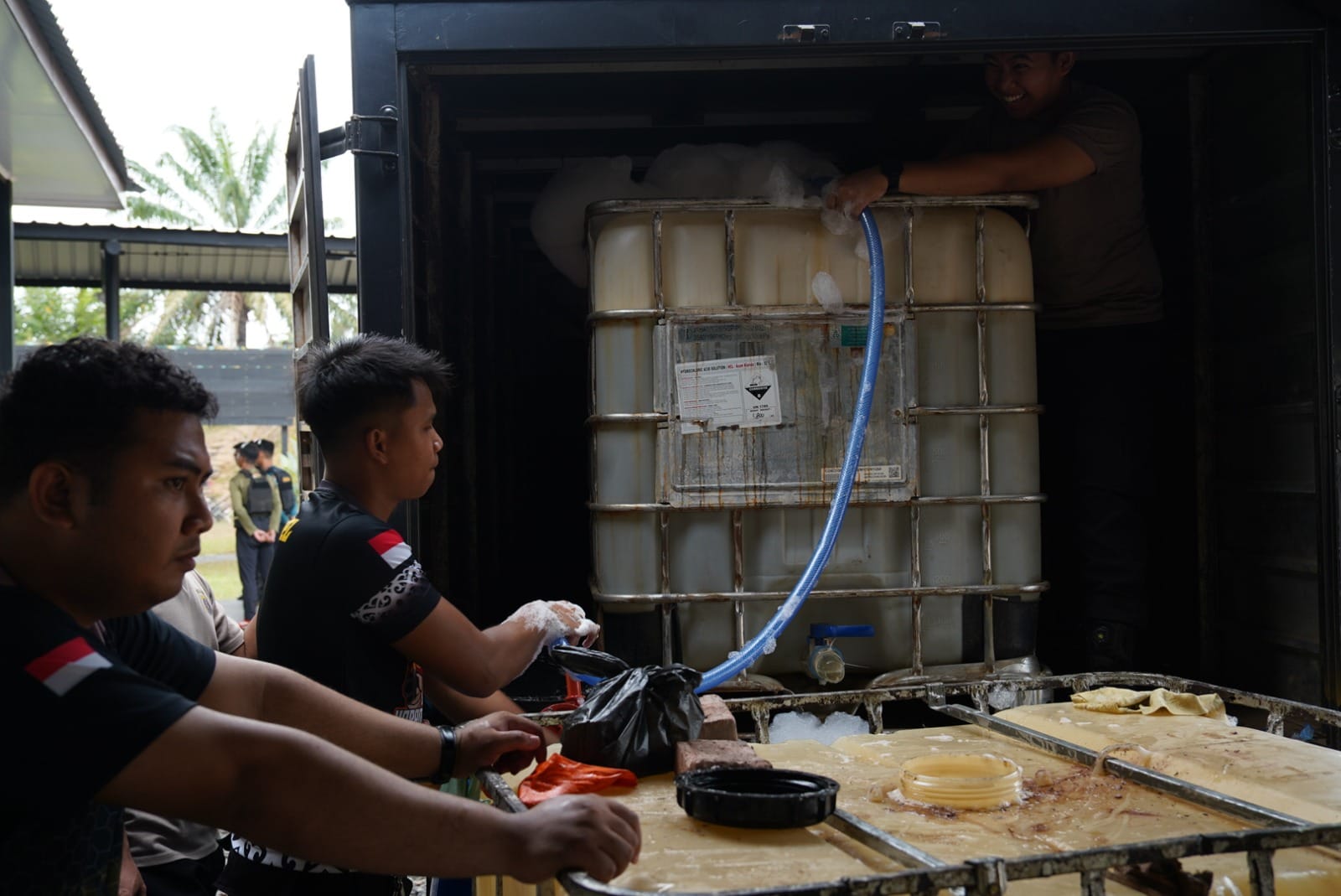 Perkuat Penanganan Karhutla, Polda Kalsel Kirim 1.000 Liter Cairan Pemadam ke Polda Kalteng